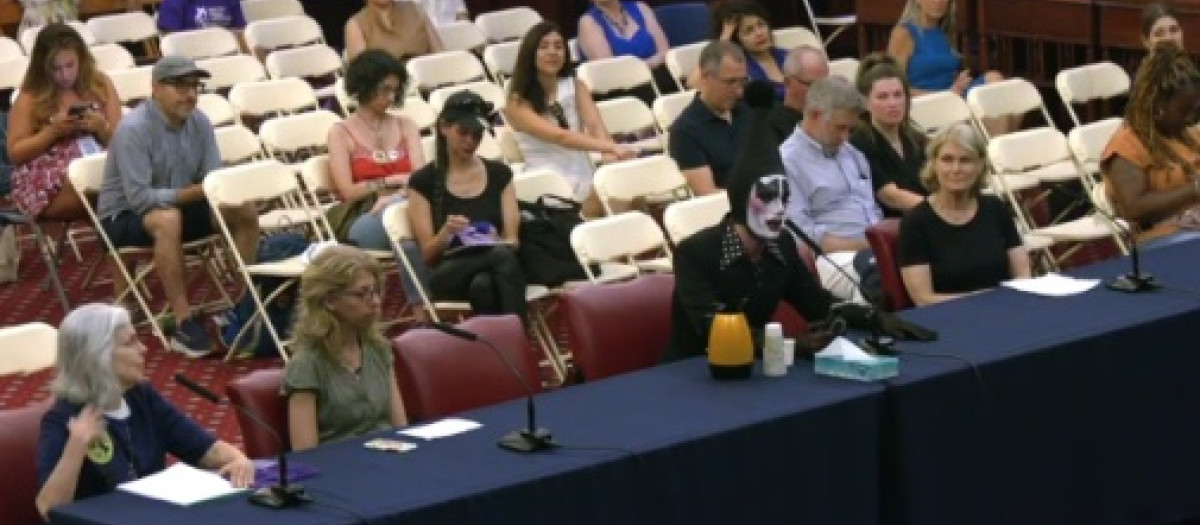 El payaso "Tillie the Clown" declarando ante el consejo municipal de Nueva York