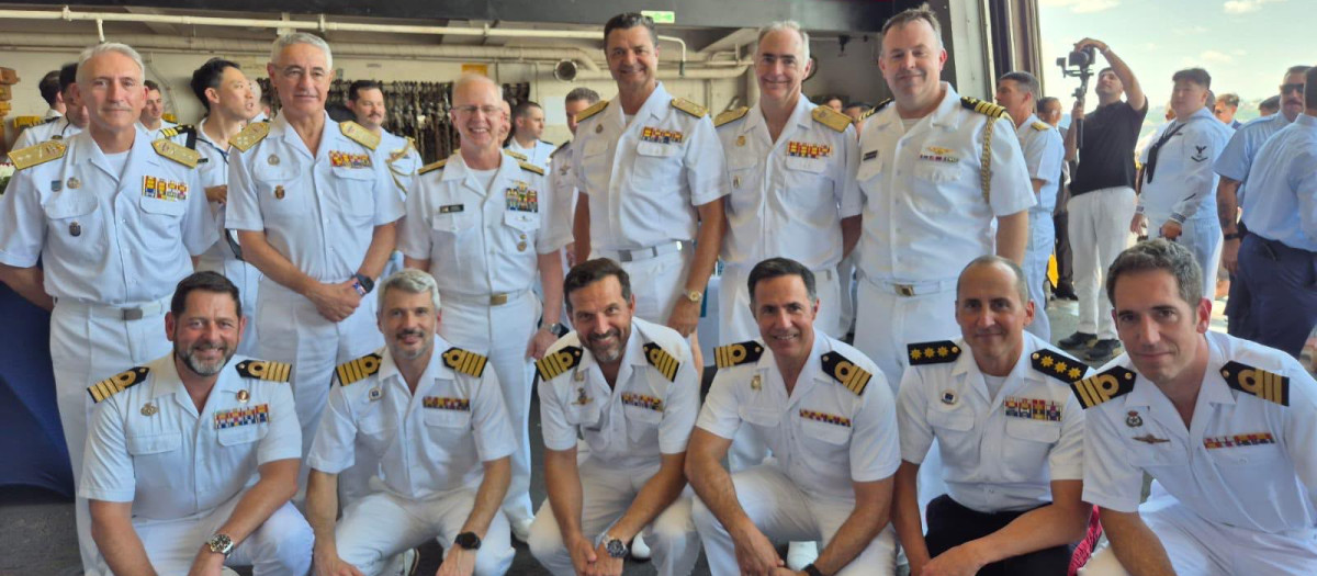 El Almirante General Antonio Piñeiro Sánchez, Almirante Jefe de Estado Mayor de la Armada (AJEMA), junto al almirante Daryl L. Caudle, Chief of Naval Operations (CNO) de la U.S. Navy, y una nutrida representación de oficiales de la Armada española abordo de USS Arlington