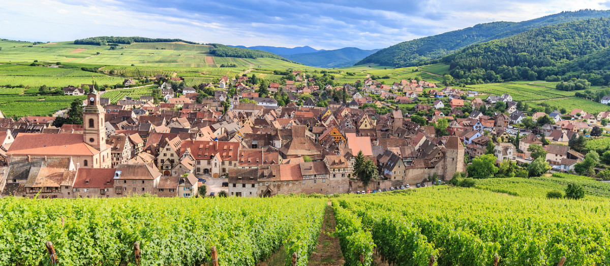 El bonito pueblo de Riquewihr, en Alsacia (Francia)
