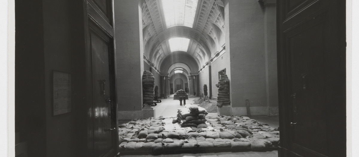 La galería central del Museo del Prado, sin cuadros, durante la Guerra Civil