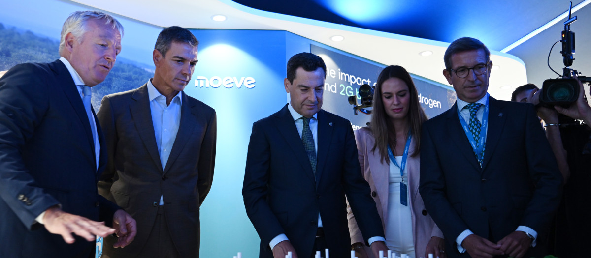El presidente del Gobierno, Pedro Sánchez (2i), ha presidido este jueves la presentación del proyecto del Valle Andaluz del Hidrógeno Verde, en Palos de la Frontera (Huelva)