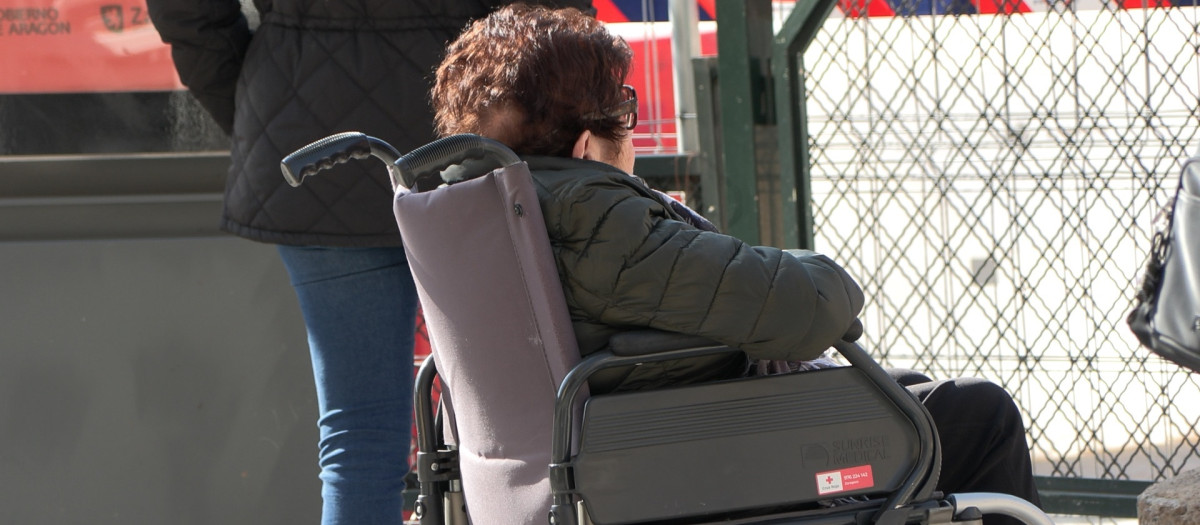 Una persona mayor en silla de ruedas.