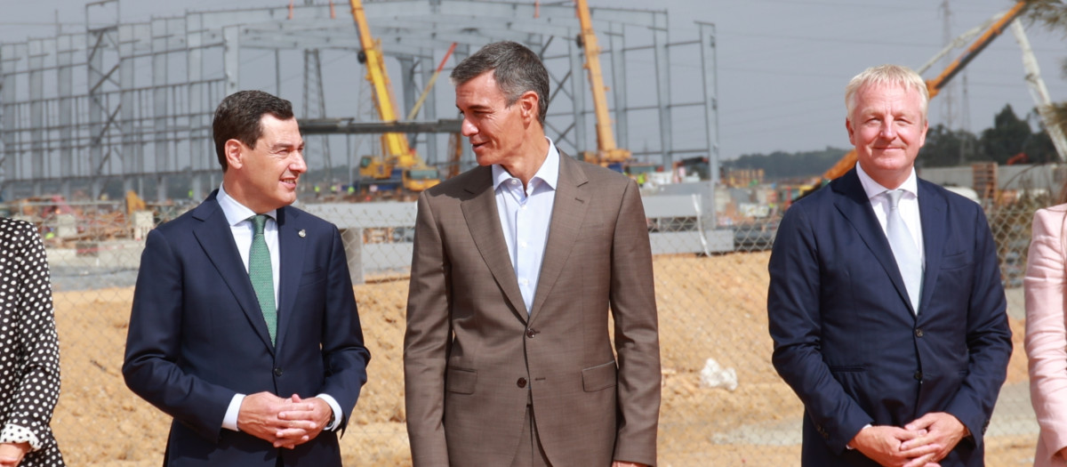 El presidente de la Junta, Juanma Moreno, junto al presidente del Gobierno, Pedro Sánchez, este jueves en Palos de la Frontera (Huelva)