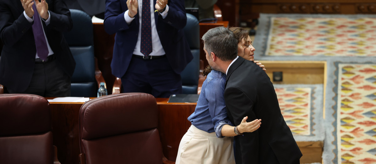 El consejero de Presidencia, Justicia y Administración Local de la Comunidad de Madrid, Miguel Ángel García Martín, y la presidenta de la Comunidad de Madrid, Isabel Díaz Ayuso, durante un pleno en la Asamblea