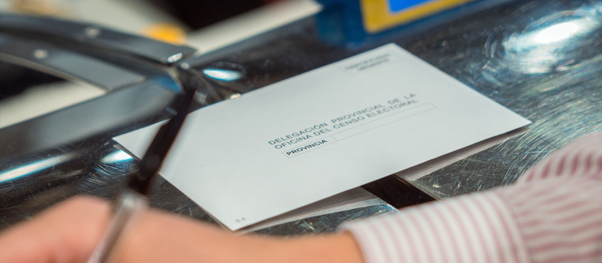 Un sobre de la delegación provincial de la Oficina del censo electoral tras la solicitación del voto por correo, en 2023