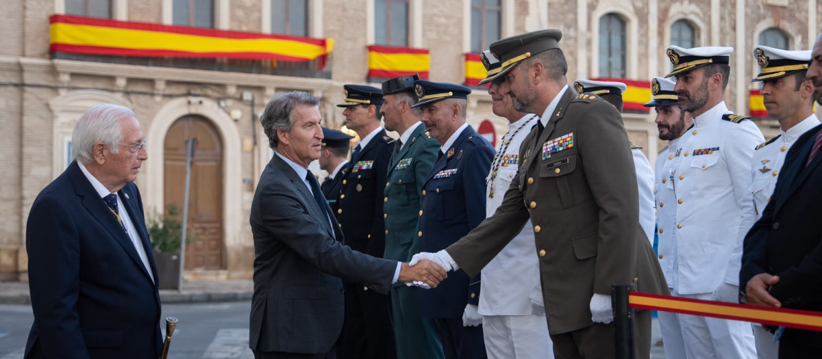 El presidente del PP, Alberto Núñez Feijóo, saluda a las autoridades junto al presidente de Melilla, Juan José Imbroda, antes del acto institucional