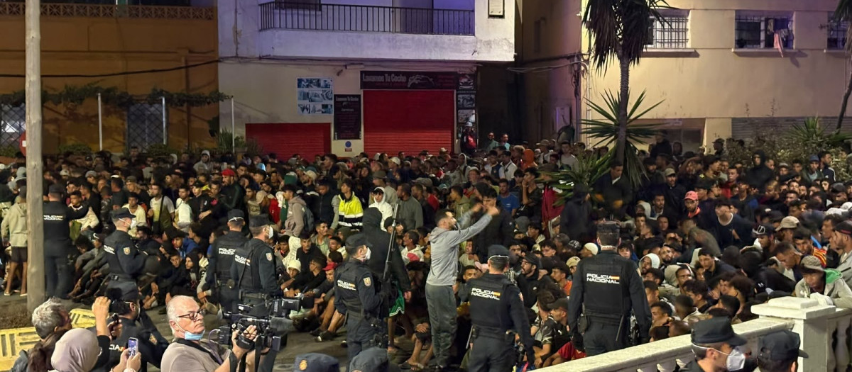 La Policía embolsa a los inmigrantes de las playas para proceder a su traslado a las instalaciones provisionales del Puerto de Ceuta