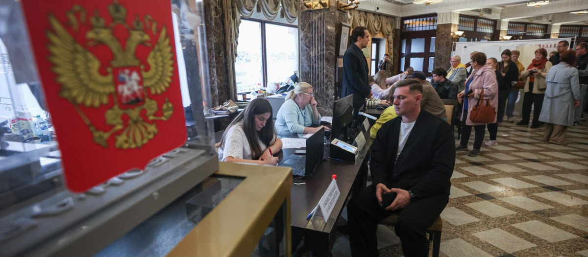 MOSCOW (Russian Federation), 18/09/2026.- People take part in voting at a polling station in Moscow, Russia, 18 September 2026. Russia elects the new State Duma, the lower house of parliament, during unified voting day from 18 to 20 September. (Elecciones, Rusia, Moscú) EFE/EPA/MAXIM SHIPENKOV