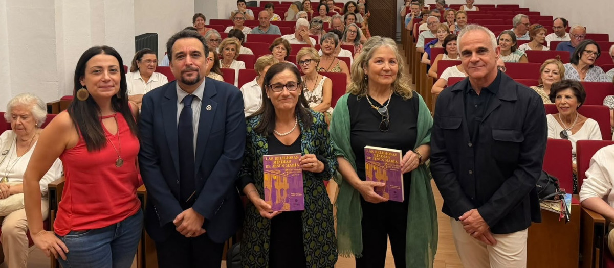 Soledad Gómez Navarro, en el centro, en la presentación del libro