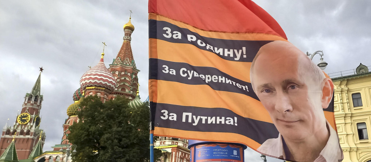 MOSCÚ, 15/09/2026.- El hartazgo con la guerra, el déficit de gasolina, el bloqueo de internet y el creciente número de ataques ucranianos contra la retaguardia se han convertido en una tormenta perfecta que ha provocado un desplome en los índices de popularidad del presidente, Vladímir Putin, y del partido del Kremlin, Rusia Unida, antes de las elecciones legislativas de este fin de semana. En la imagen, bandera con la imagen de Vladímir Putin junto al Kremlin de Moscú. EFE/Ignacio Ortega
