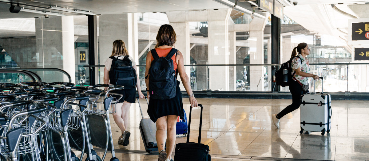 Varias personas transitan por la T4 del Aeropuerto Adolfo Suárez Madrid-Barajas, a 30 de agosto de 2026