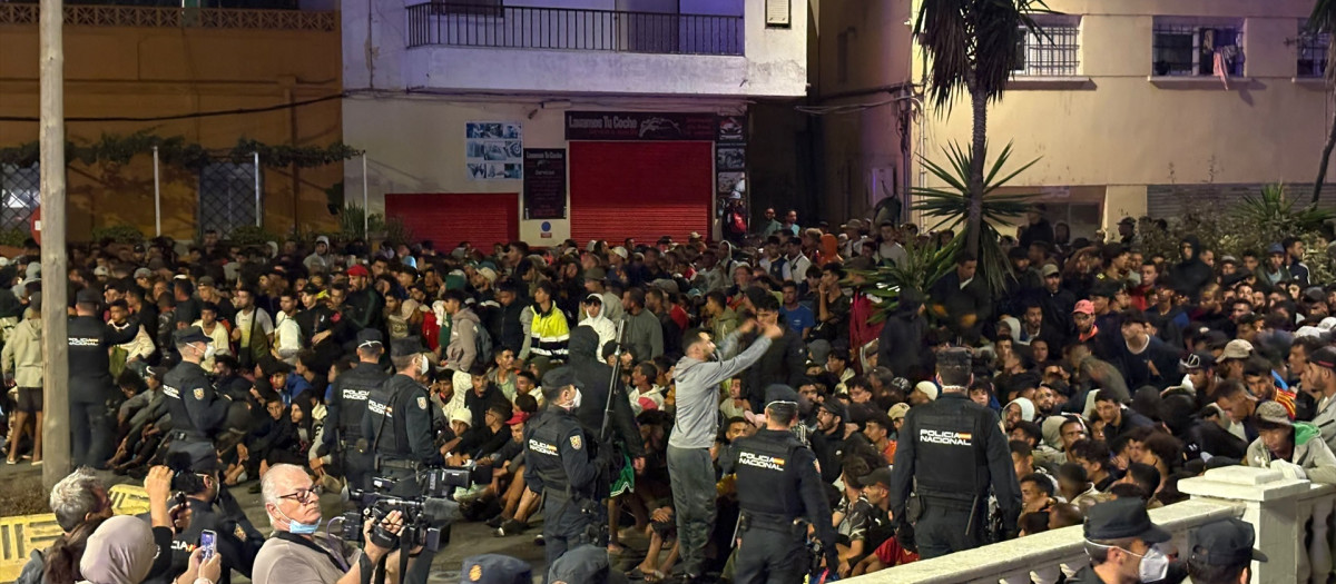 La Guardia Civil organiza a los migrantes para su traslado al Puerto de Ceuta, a 18 de septiembre de 2026, en Ceuta (España). Las Fuerzas y Cuerpos de Seguridad del Estado (FCSE) han comenzado a realizar el traslado de los inmigrantes que se encuentran en las playas de el Trampolín y Benítez a las instalaciones del Puerto que se han realizado durante los últimos días.

Gabriela Sardá Núñez / Europa Press
18/9/2026
