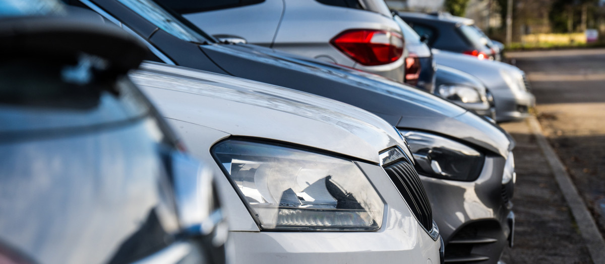 Una hilera de coches aparcados