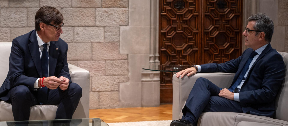 El ministro Felix Bolaños (derecha), esta mañana en Barcelona, con el presidente de la Generalitat, Salvador Illa