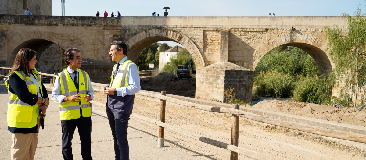 Mario Muñoz-Atanet y José María Bellido, junto al Puente Romano