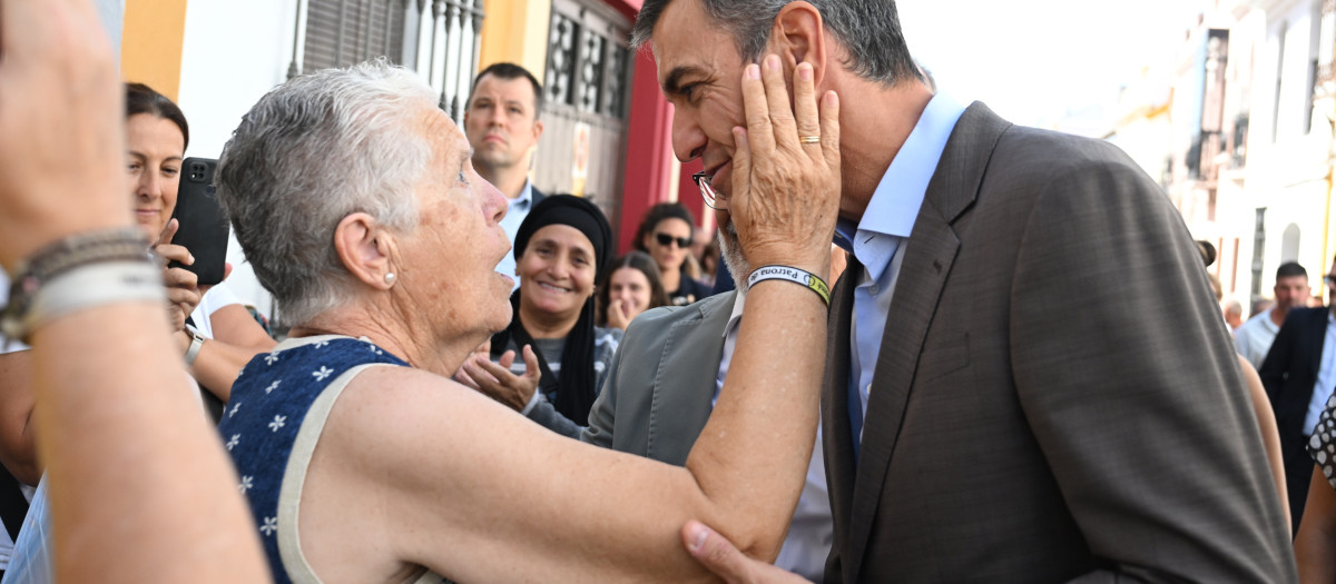 El presidente del Gobierno, Pedro Sánchez, ha visitado este jueves el Ayuntamiento de Bonares (Huelva) y ha paseado por las calles del municipio. EFE/ Borja Puig De La  Bellacasa/Pool Moncloa/SÓLO USO EDITORIAL/SÓLO DISPONIBLE PARA ILUSTRAR LA NOTICIA QUE ACOMPAÑA (CRÉDITO OBLIGATORIO)