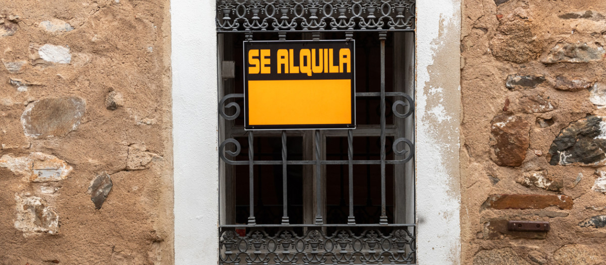 Cartel de una vivienda en alquiler