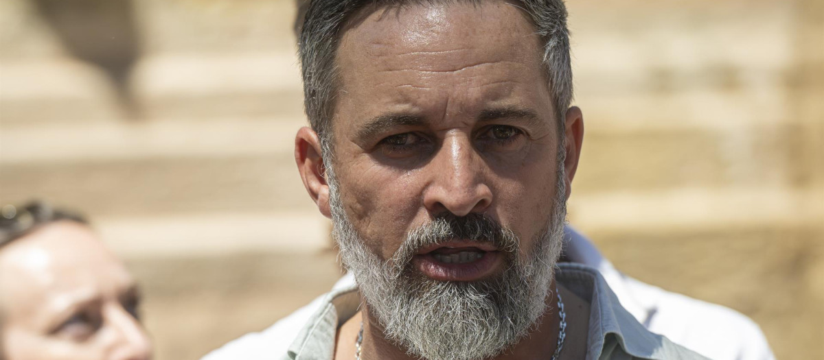 l presidente de VOX, Santiago Abascal, atiende a los medios, en la plaza de África, a 2 de agosto de 2026