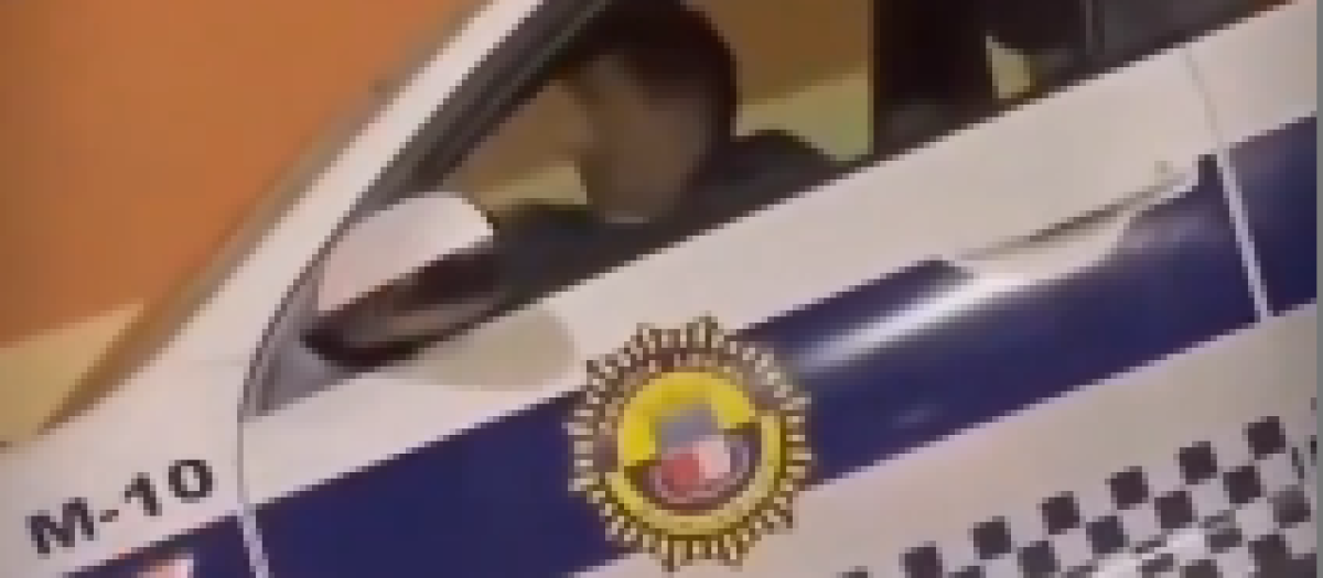 El joven al volante del vehículo de la Policía Local