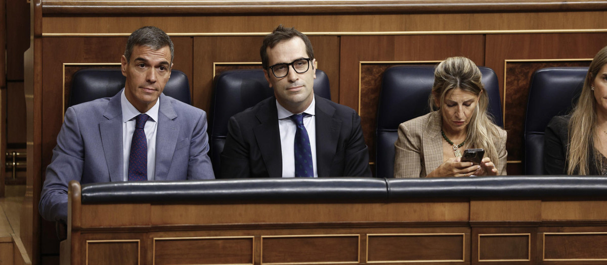 El ministro de Economía, Carlos Cuerpo, entre Pedro Sánchez y Yolanda Díaz.