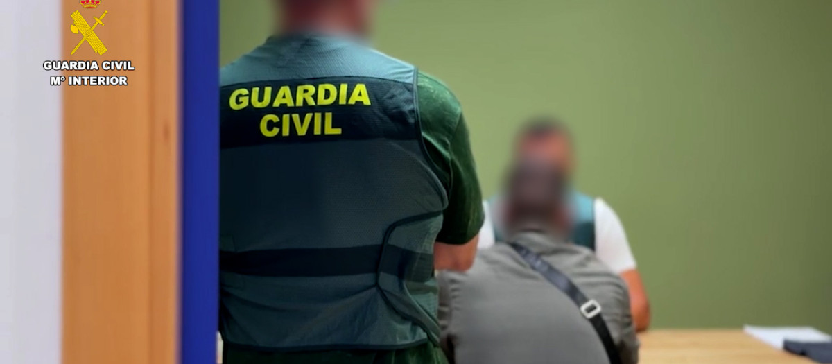 Imagen de archivo de un detenido en dependencias de la Guardia Civil en Alicante