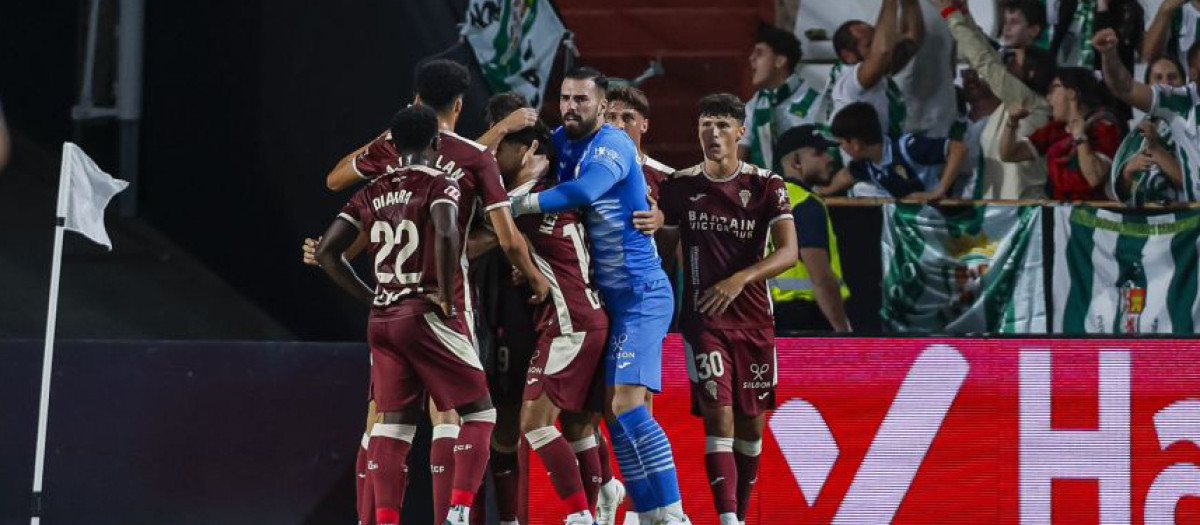 Los jugadores del Córdoba celebran uno de sus goles en Albacete