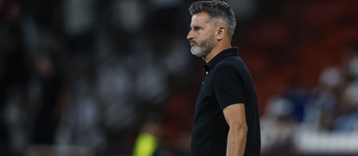 Iván Ania, serio en su área técnica en Albacete