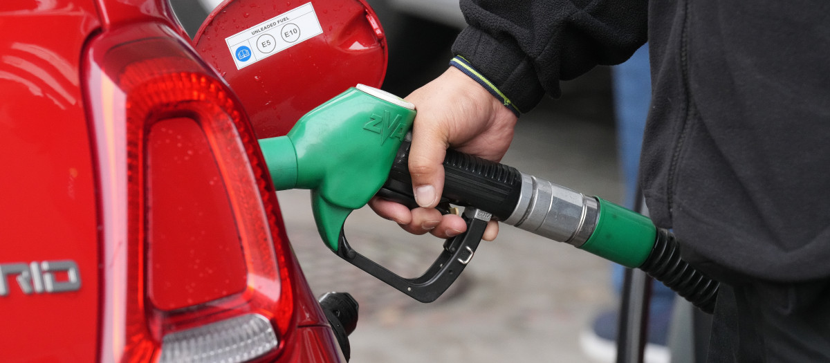 Una persona echa combustible