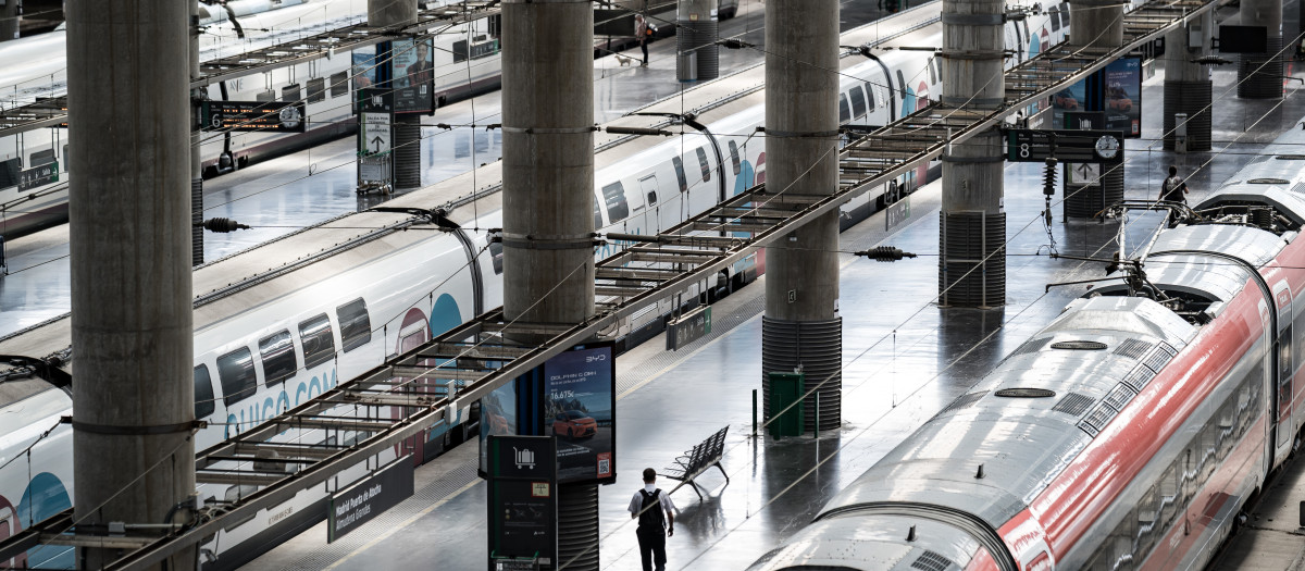 Trenes en las vías, en la Estación de Madrid - Puerta de Atocha - Almudena Grandes