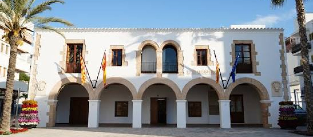 Vista del Ayuntamiento de Santa Eulària.