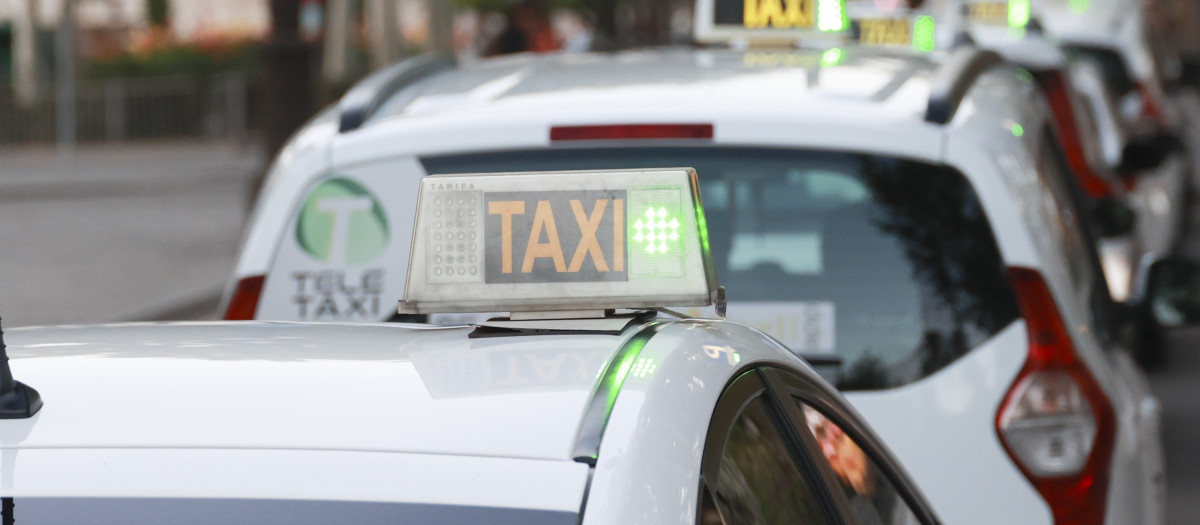 Taxis en el centro de Sevilla (archivo)