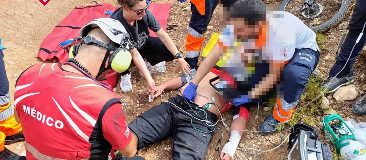 Imagen tomada este sábado durante el rescate a un ciclista que ha caído a 20 metros de altura en Banyeres de Mariola, Alicante