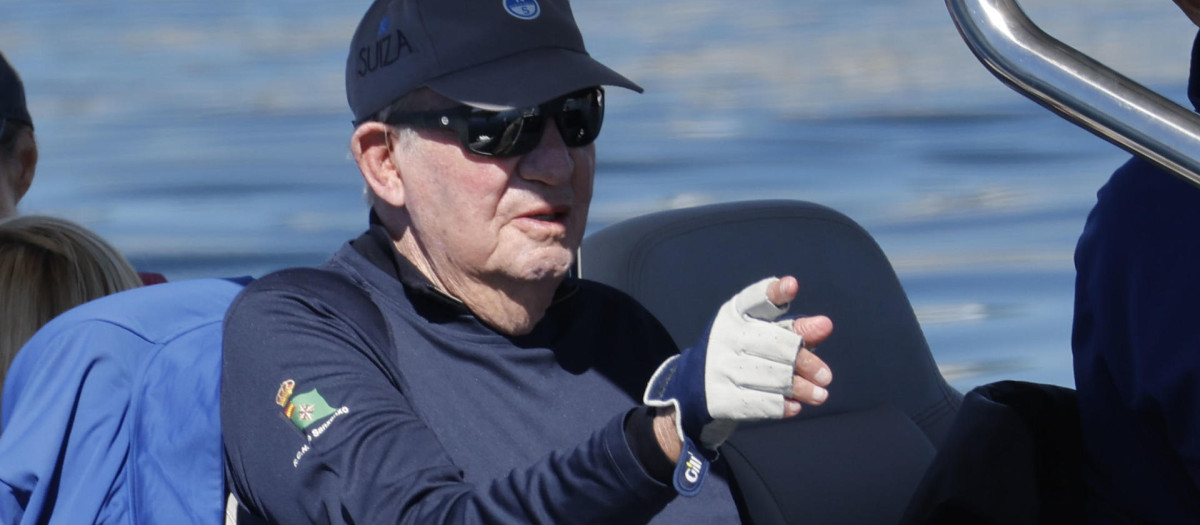 El Rey Juan Carlos I afronta la segunda jornada de la XI Regata Rey Juan Carlos celebrada, este sábado, en Sangenjo