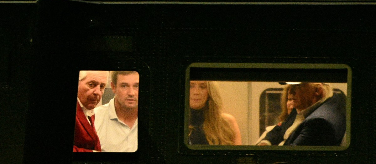Trump, junto a Bryson DeChambeau y Mikayla Demaiter, a su llegada en el Marine One a la Casa Blanca tras abandonar Camp David