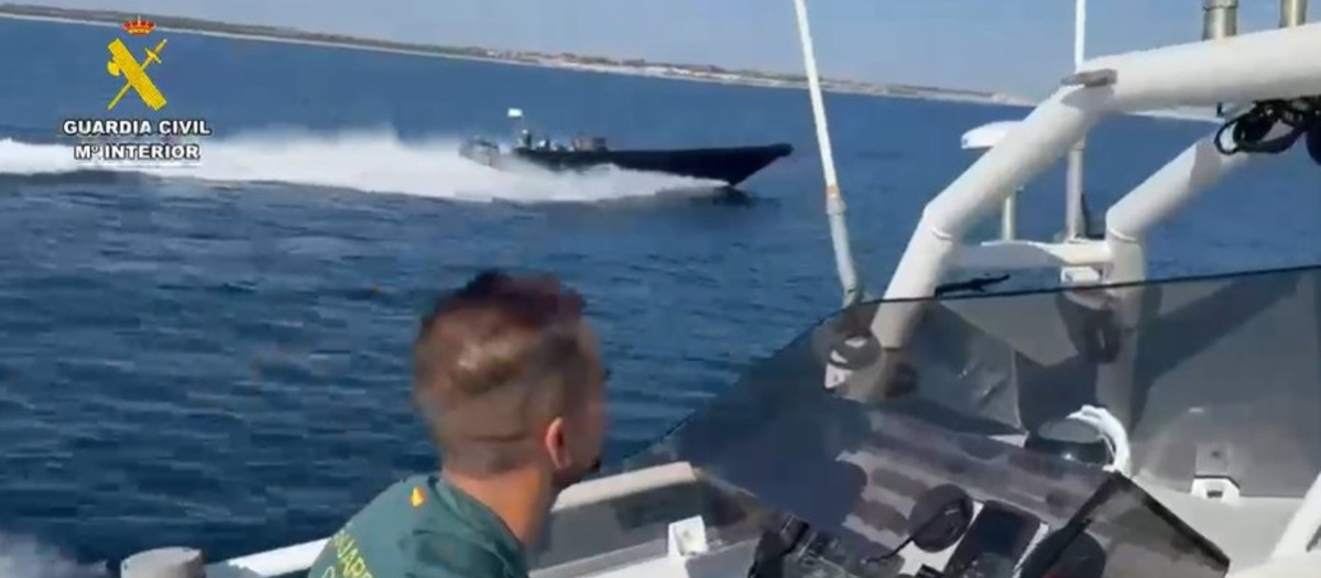 Imagen de la Guardia Civil deteniendo una narcolancha