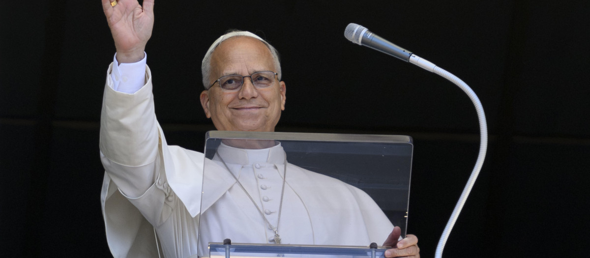 El Papa León XIV saluda desde el palacio Apostólico del Vaticano a los fieles congregados en la Plaza de San Pedro