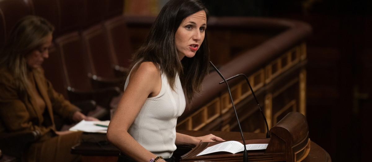 La secretaria general de Podemos, Ione Belarra, interviene durante una sesión plenaria en el Congreso de los Diputados