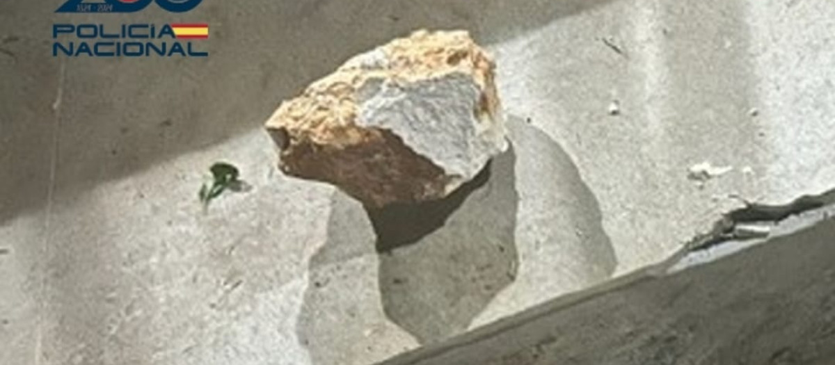 La roca que el asaltante lanzó contra una vivienda en Manacor