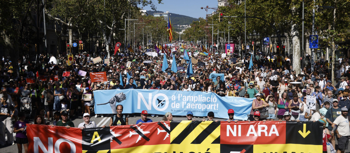 Manifestación contra la ampliación del aeropuerto de El Prat en Barcelona