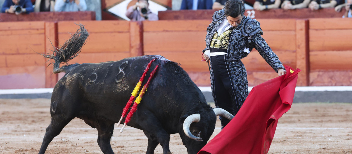 El torero Morante de la Puebla durante el cuarto festejo taurino de la Feria de la Virgen de la Vega