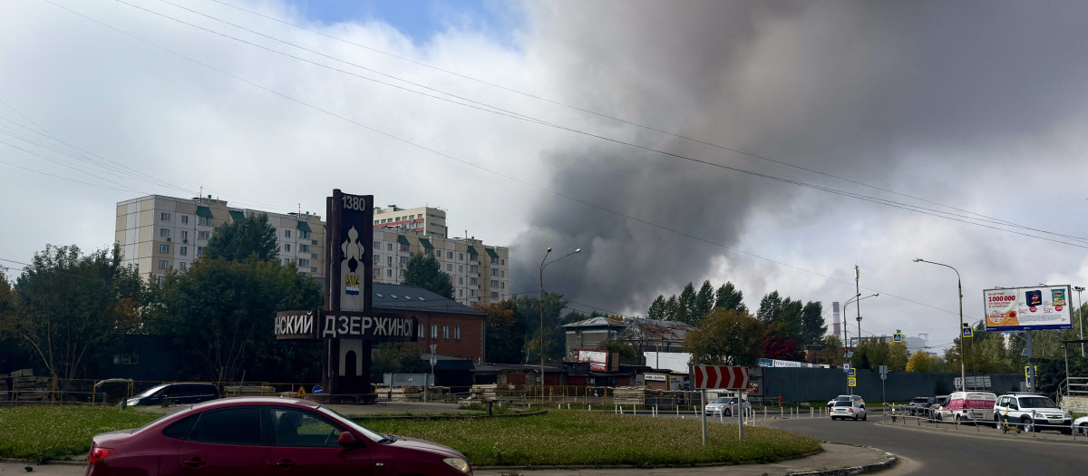 El humo se eleva desde la zona de la refinería de petróleo de la petrolera rusa Gazprom Neft en Moscú