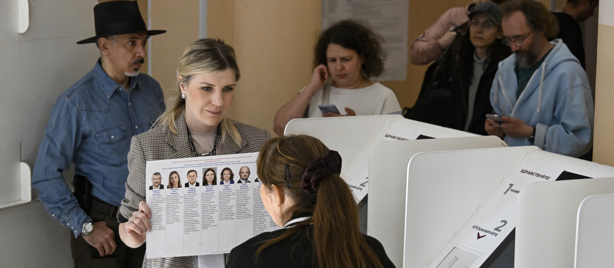 Personas acuden a un colegio electoral para votar en las elecciones parlamentarias rusas en Moscú