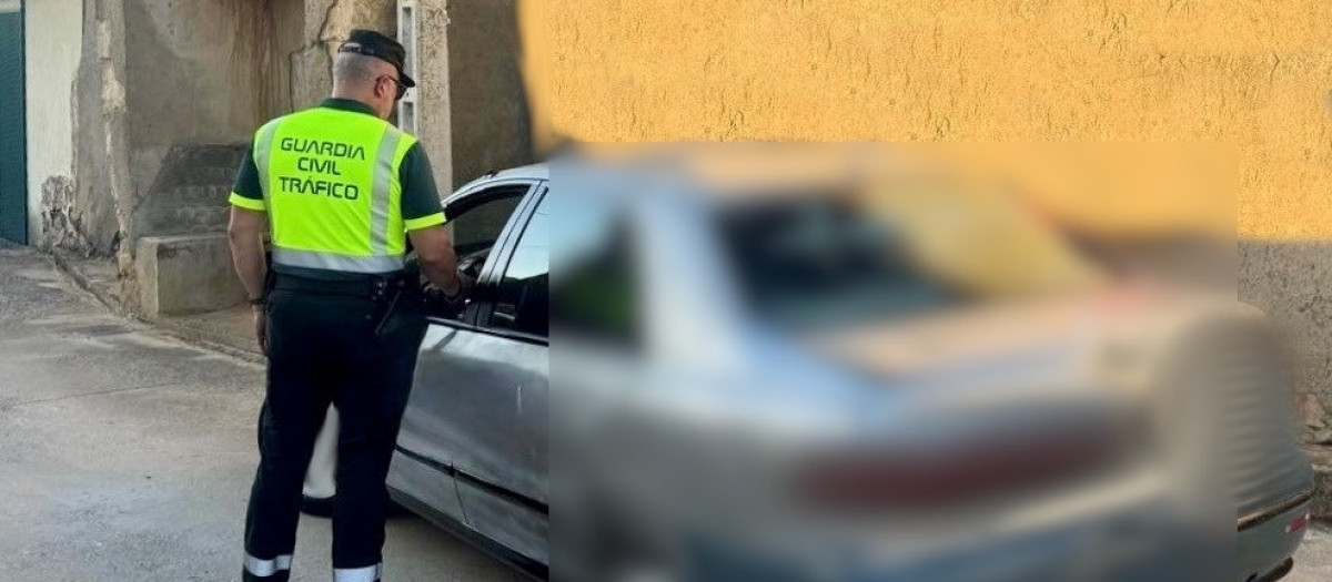 Imagen de un agente de la Guardia Civil durante el control