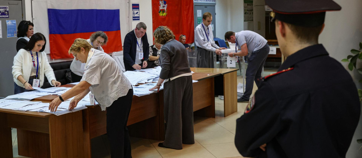 Un policía ruso vigila el recuento de voto de las elecciones legislativas