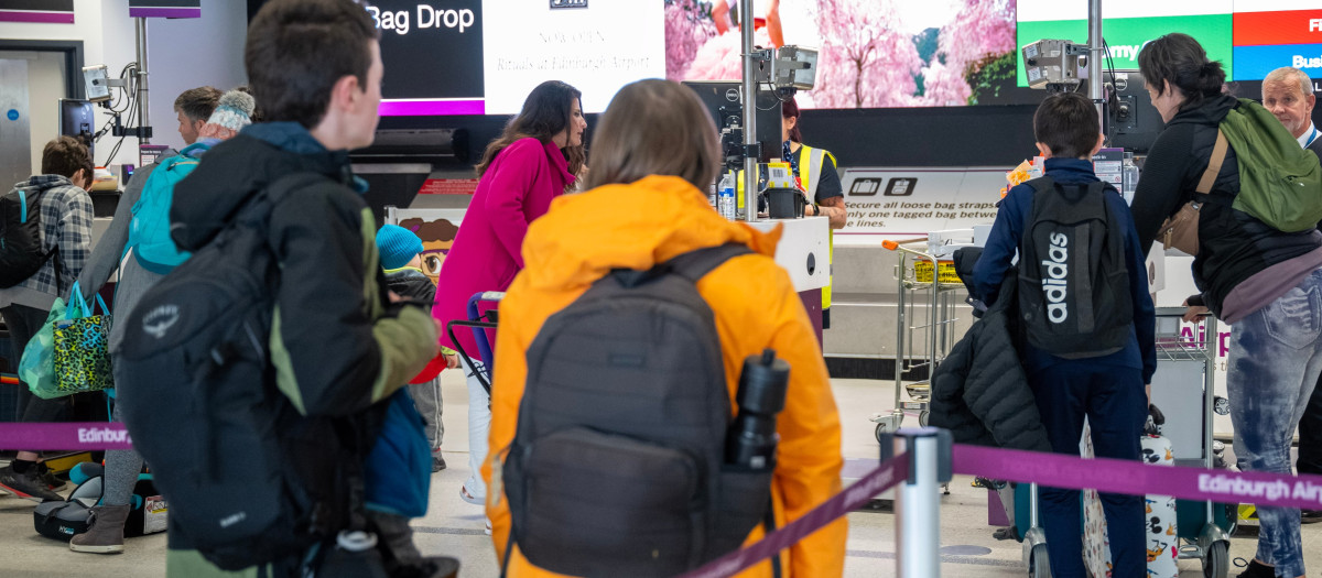 Pasajeros en el aeropuerto de Edimburgo