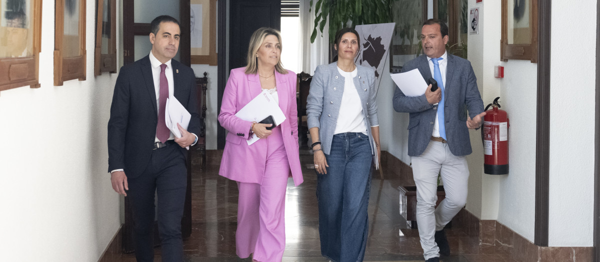 Imagen de archivo de la presidenta y vicepresidentes