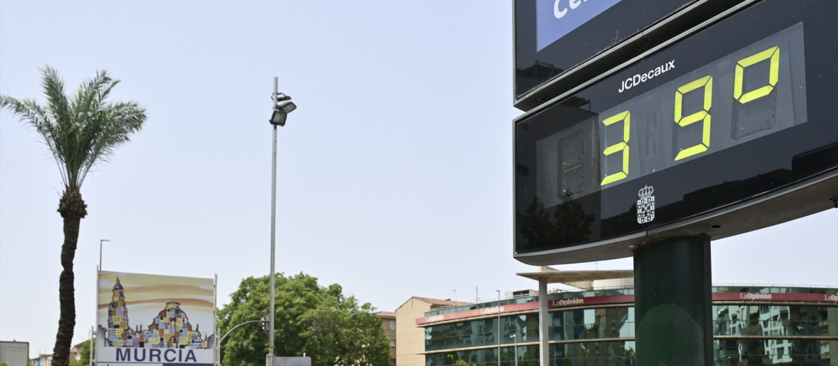 Termómetro callejero marca 39 grados en Murcia