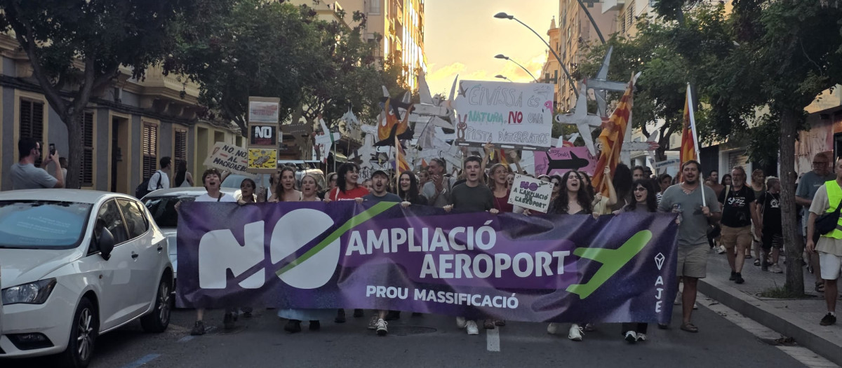 Vista de la cabecera de la manifestación contra los planes de Aena para el aeropuerto de Ibiza.