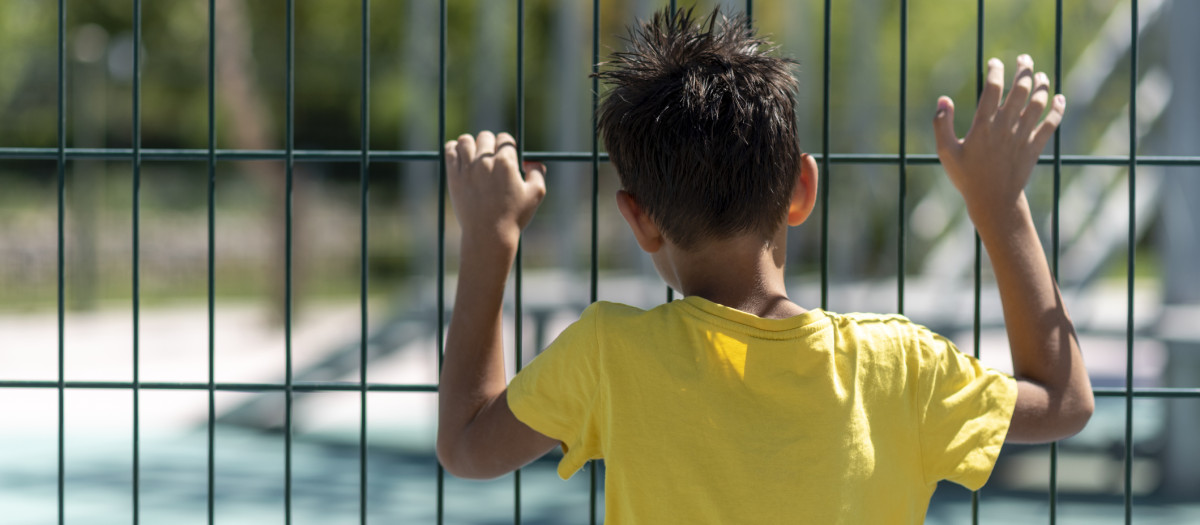 Niños pequeños solos, sin compañía adulta: ¿qué les pasa a esos padres?