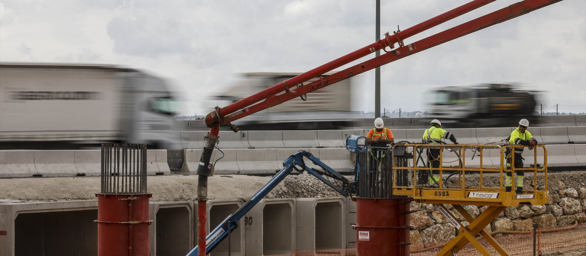 Imagen de archivo de las obras de emergencia para la reconstrucción de los puentes de la A-7 sobre el barranco del Poyo, a 30 de abril de 2025, en Quart de Poblet, Valencia